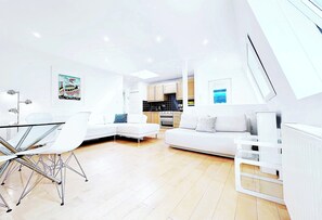 Smart TV, books - Luxe modern Penthouse with A/C and two large beds.  Great location (London)
