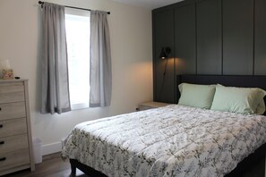3 bedrooms, travel cot, WiFi, bed sheets - Charming 3BR Cottage Near Cousins Shore Beach (Kensington)