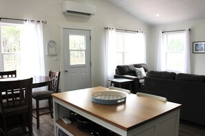 Dining - Charming 3BR Cottage Near Cousins Shore Beach (Kensington)