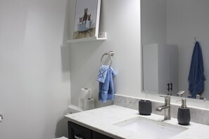 Hair dryer, towels - Charming 3BR Cottage Near Cousins Shore Beach (Kensington)