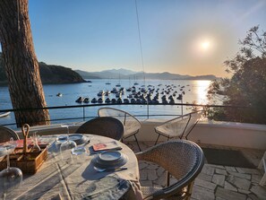 Outdoor dining - Vrbo Property (Rio Nell'elba)