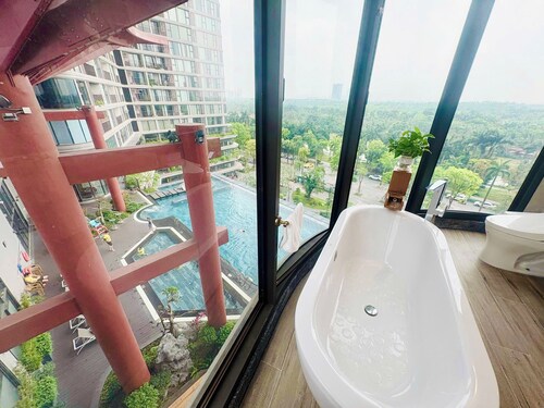 Luxury 3BR Onsen Retreat with Sauna and Swan Lake View