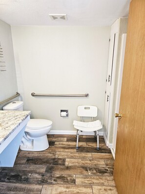 Bathroom - 6 Bedroom - 5.5 Bath - Second Tier (Climax Springs)