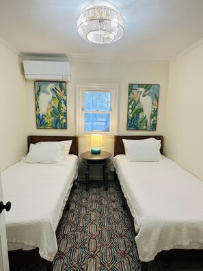 2 عدّة غرف نوم ومكواة/لوح كي وواي فاي وملاءات أسرّة