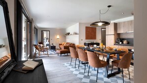 Una cocina moderna con zona de comedor, ventanas amplias y piso a cuadros.