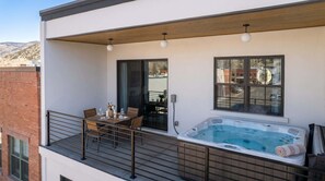 Outdoor dining - Top Floor 2 BR Hot Tub w/ Massive Views (Salida)