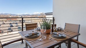 Outdoor dining - Top Floor 2 BR Hot Tub w/ Massive Views (Salida)