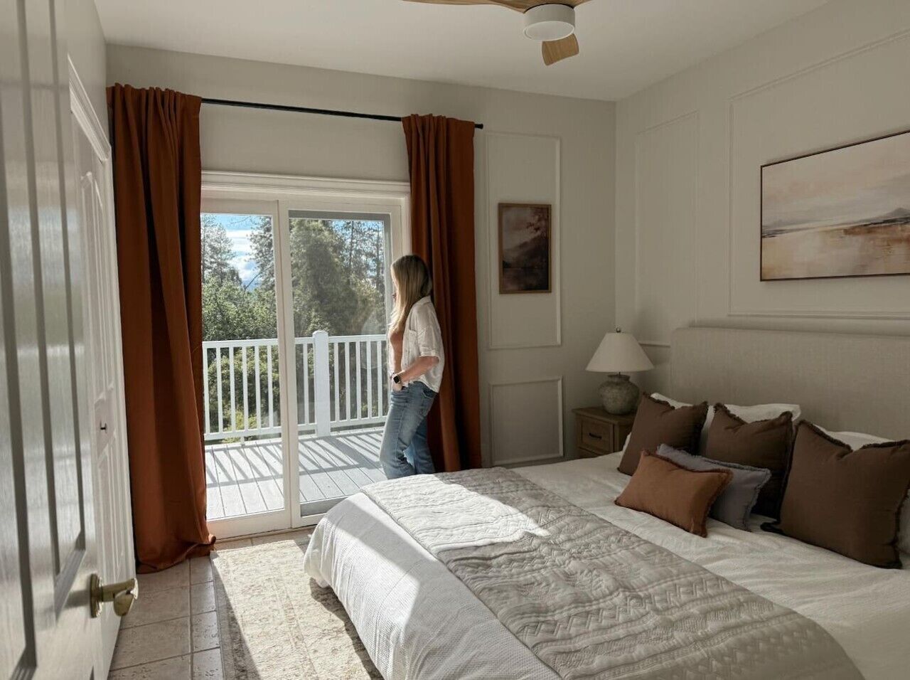 Desk, travel crib, WiFi, bed sheets