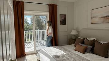 Desk, travel crib, WiFi, bed sheets