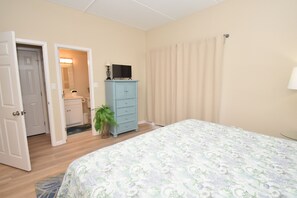 2 bedrooms, iron/ironing board, WiFi, bed sheets - Seaside Getaway with Observation Deck Views 2bd. (South Padre Island)