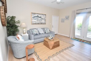 Living area - Seaside Getaway with Observation Deck Views 2bd. (South Padre Island)
