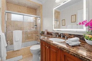 Asciugacapelli, asciugamani, sapone, carta igienica