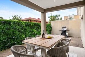 Outdoor dining - Your Place at The Bay Contemporary Seaside Living (Somerton Park)