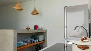 Kylskåp och mikrovågsugn