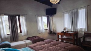 A room with two beds, a desk, a chair, and a TV. - Portal de la Ovejería (Tafi del Valle)