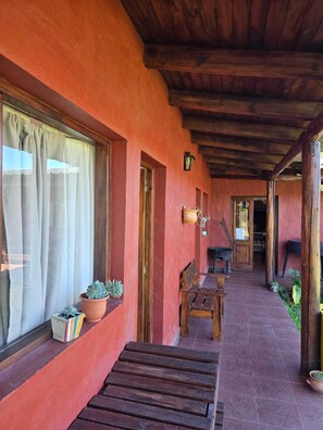 Habitación cuádruple estándar, vista al jardín | Detalle exterior
