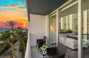 Terrace/patio - Modern Hollywood Beach Escape |  City Views (Hollywood)