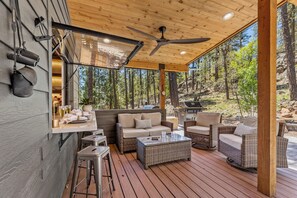 Outdoor dining - NEW Cabin! | Mtn Views! | AC | Hot Tub | Fire Pit (Flagstaff)