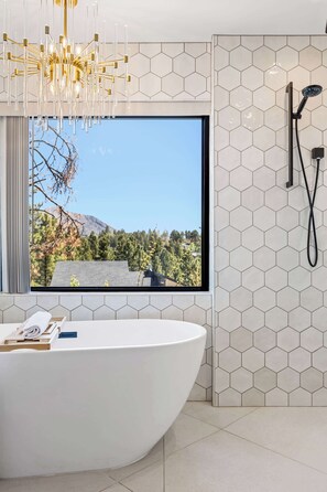 Een douche, een haardroger, handdoeken, shampoo