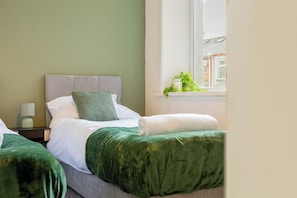 6 bedrooms, internet, bed sheets
