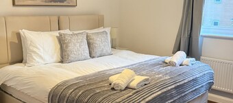 Modern & Comfortable Stay in Patchway, Bristol | Near Cribbs Causeway/Aztec