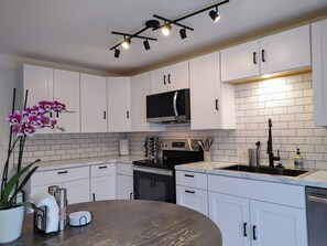 Private kitchen - Comfy 3-Bedroom House in Merriam (Mission)
