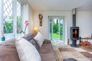 TV, fireplace - Charming 2BR Family Retreat | Garden & Relaxation (Scorton)