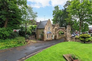 Exterior - Charming 2BR Family Retreat | Garden & Relaxation (Scorton)