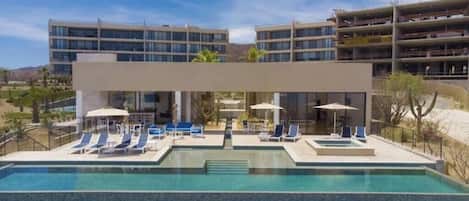 Una piscina al aire libre, una piscina climatizada