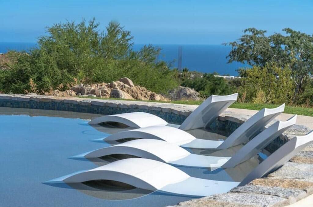 Una piscina al aire libre, una piscina climatizada
