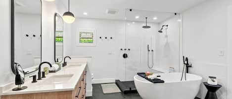 Een douche, een haardroger, een bidet, handdoeken