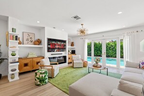 Living area - NEW Coastal Oasis / Pool and Spa / Walk To Beach (Pompano Beach)