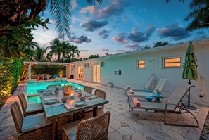 Outdoor dining - NEW Coastal Oasis / Pool and Spa / Walk To Beach (Pompano Beach)