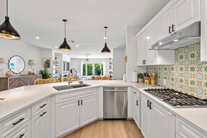Private kitchen - NEW Coastal Oasis / Pool and Spa / Walk To Beach (Pompano Beach)
