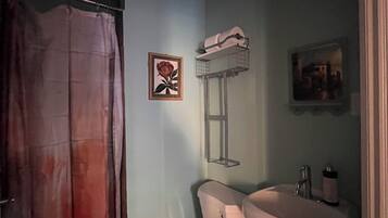 Haartrockner, Handtücher, Seife, Toilettenpapier
