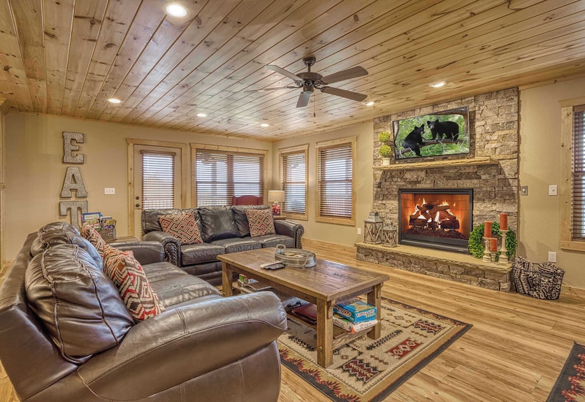 Mountain Views For 14, Hot Tub, Game Room, Theater | Community Pool, Peaceful Wears Valley Home, 30 Mins To Dollywood And Gatlinburg, 24 Hr Hospitality - Townsend, TN