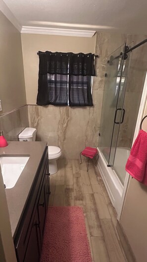 Shower, towels, toilet paper - Spacious 4-bedroom house in charming Houston area. (Houston)