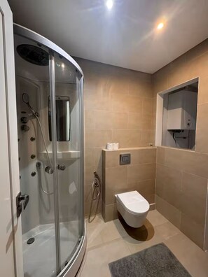 Douche, sèche-cheveux, savon, papier toilette