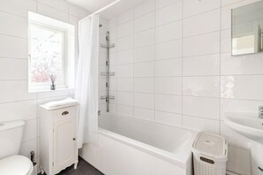 Bathroom - Spacious Riverside View Bungalow (Oxford)