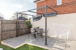 Outdoor dining - Spacious and bright one bedroom apartment (Oxford)