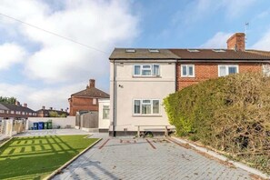 Exterior - Spacious and bright one bedroom apartment (Oxford)