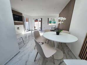 Dining - Spacious and bright one bedroom apartment (Oxford)