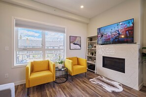 Living area - k211- AC, Pool/Hot Tub, Parking, BBQ, View (Canmore)