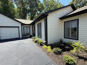Exterior - Diamond Cove - Lakefront, Dock, Hot Tub, Beaches (Flowery Branch)
