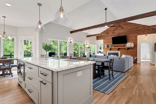 Diamond Cove - New Listing - Lakefront, Dock, Hot Tub, Beaches