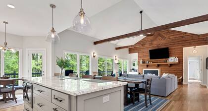 Diamond Cove - New Listing - Lakefront, Dock, Hot Tub, Beaches