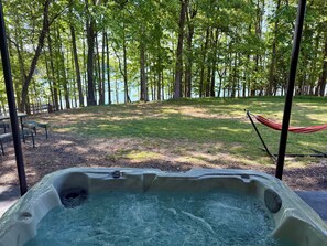 Outdoor spa tub - Diamond Cove - Lakefront, Dock, Hot Tub, Beaches (Flowery Branch)