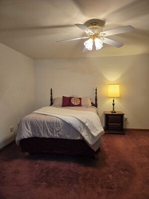 3 bedrooms, travel cot, free WiFi, bed sheets - Charming 3-bedroom house in gorgeous Howard with AC and fitness room (Howard)