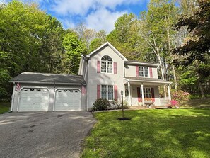 Exterior - Charming 3-bedroom house in gorgeous Howard with AC and fitness room (Howard)