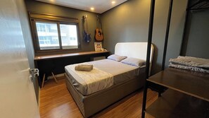 Tabla de planchar con plancha, wifi gratis y ropa de cama 